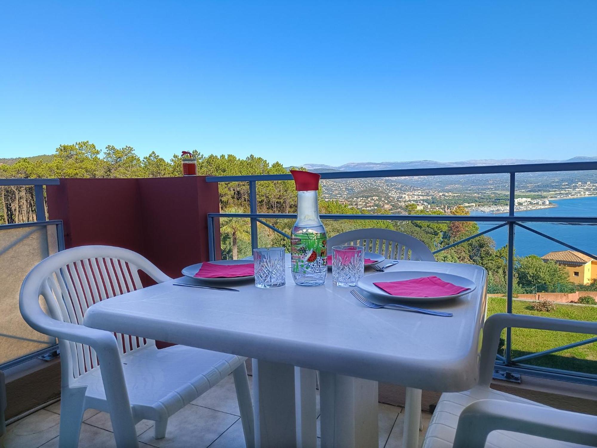 3p Traversant Vue Et Foret - Les Cles De L'esterel