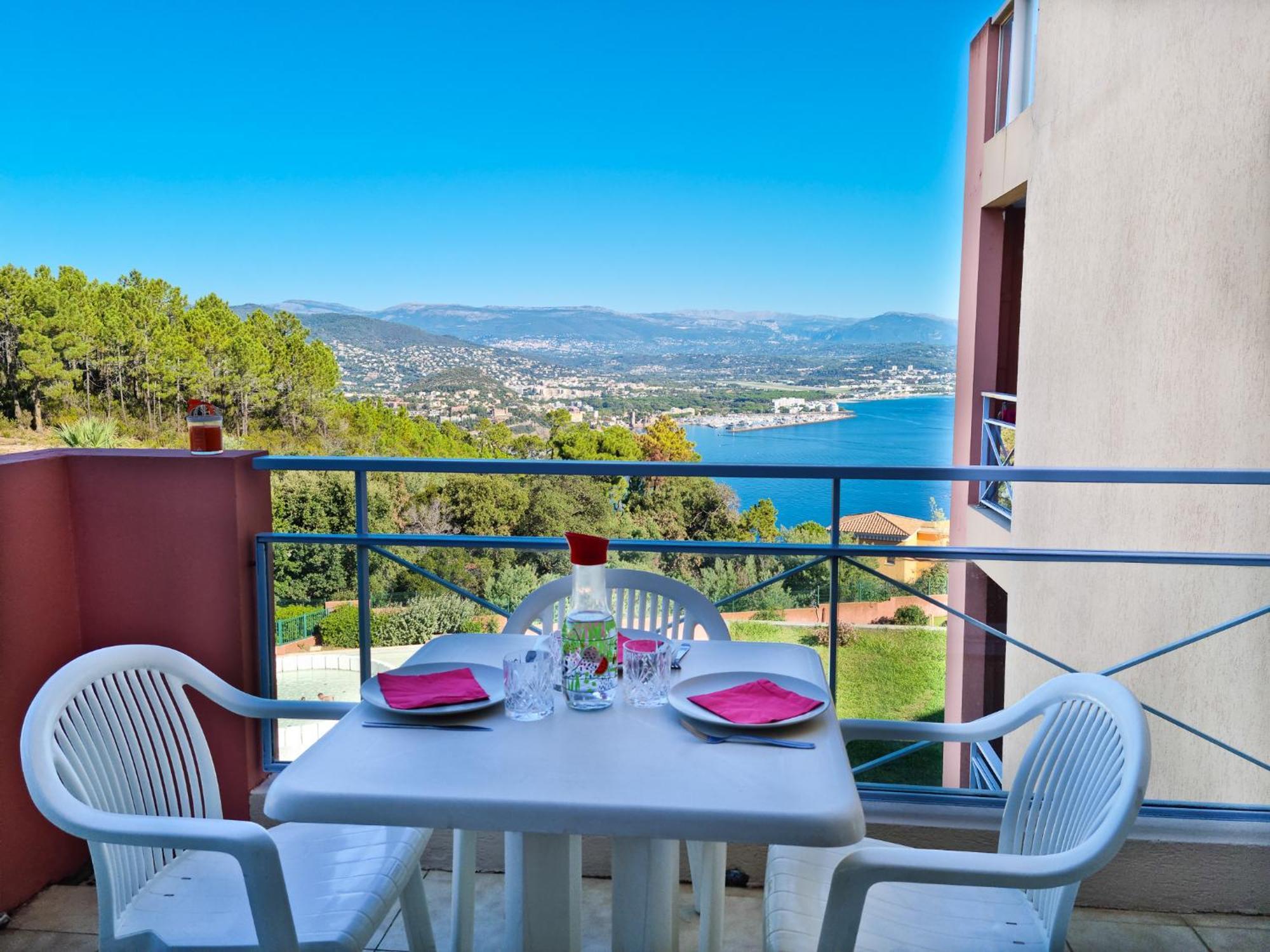 3p Traversant Vue Et Foret - Les Cles De L'esterel