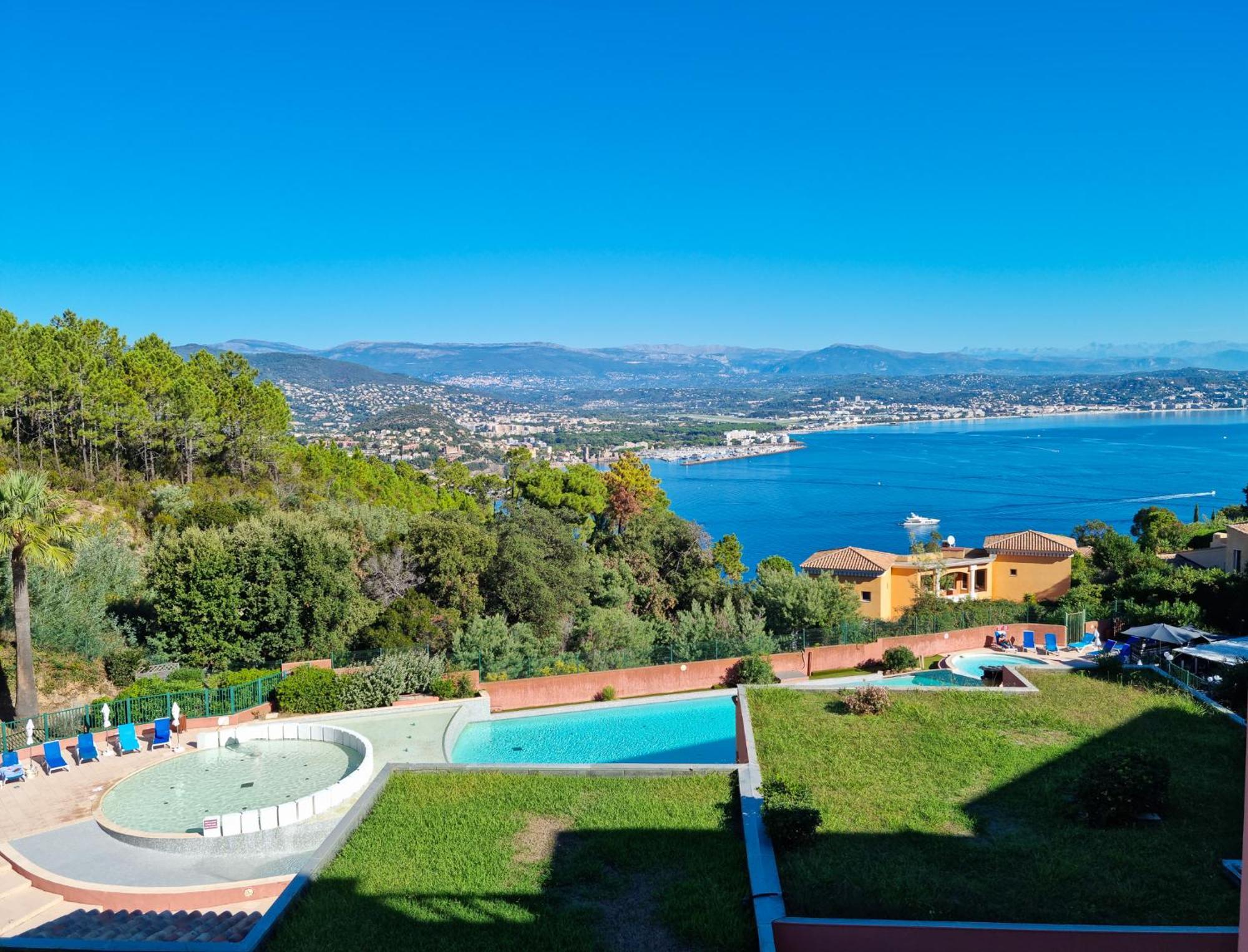 3p Traversant Vue Et Foret - Les Cles De L'esterel *