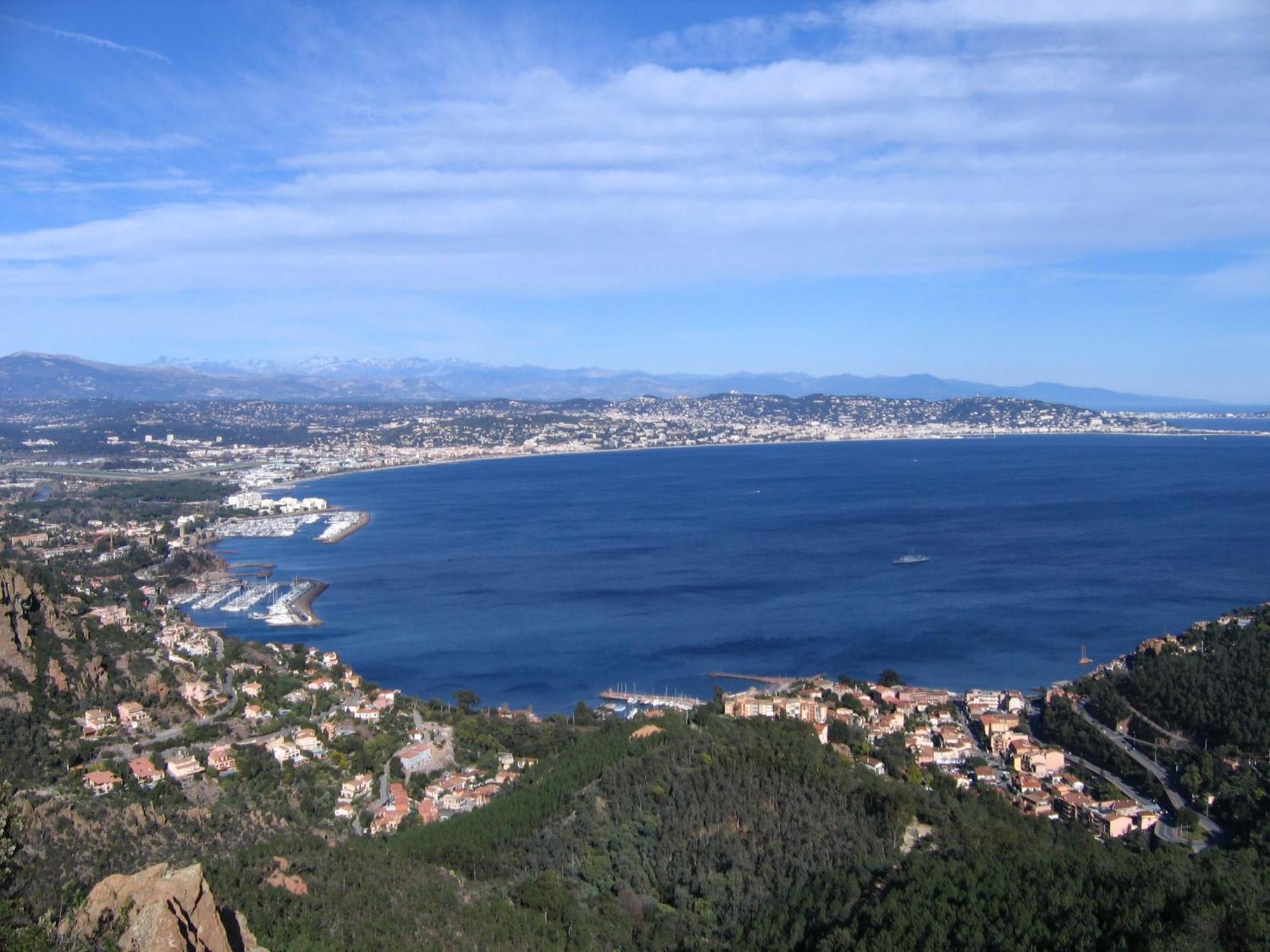 3p Traversant Vue Et Foret - Les Cles De L'esterel *