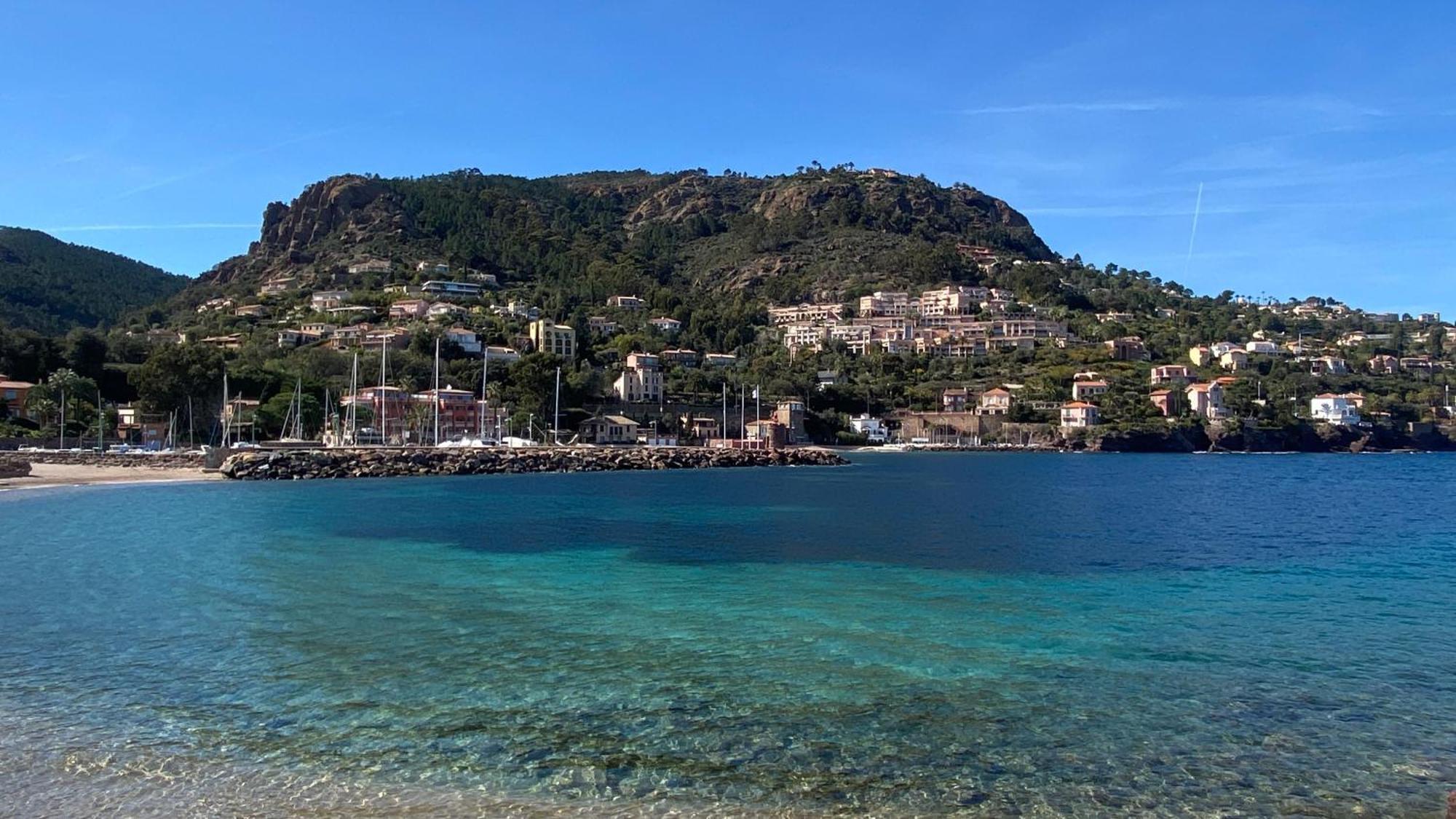 3p Traversant Vue Et Foret - Les Cles De L'esterel